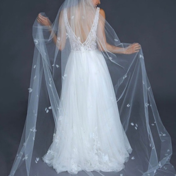Erica Koesler-Bridal Veil-100 inches with petals and rhinestones - Picture 1 of 7